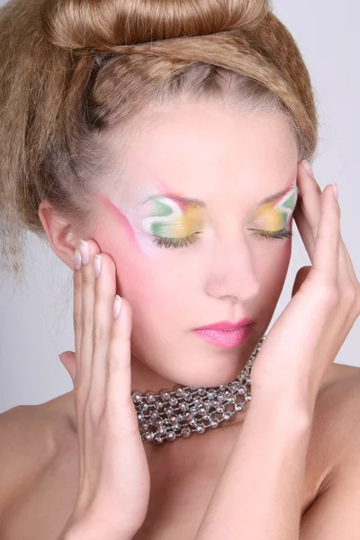 Mujer joven con el creativo de maquillaje y peinado —  Fotos de Stock