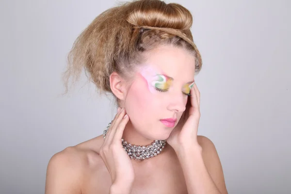 Junge Frau mit kreativen Make-up und Frisur — Stockfoto