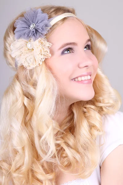 Glückliche blonde Mädchen mit Stirnbänder — Stockfoto
