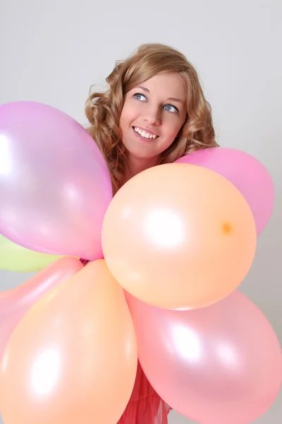 Glückliche Frau mit bunten Luftballons — Stockfoto