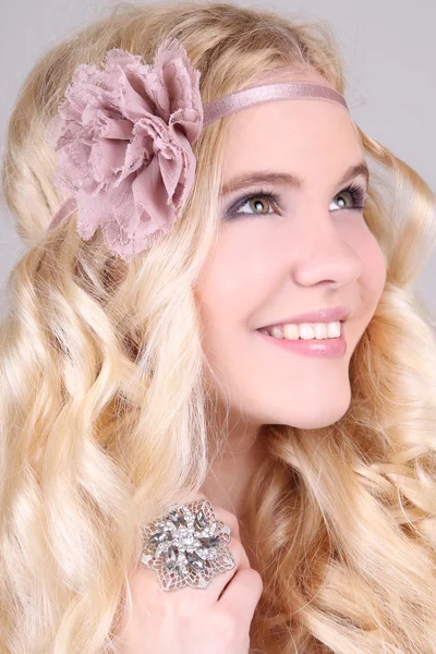 Glad närbild porträtt av blond flicka — Stockfoto
