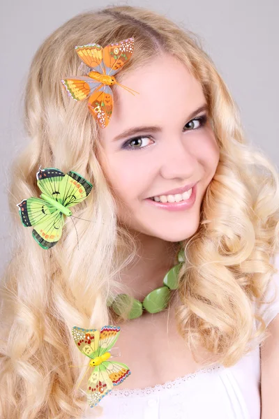 Щаслива дівчина з метеликом у волоссі — стокове фото
