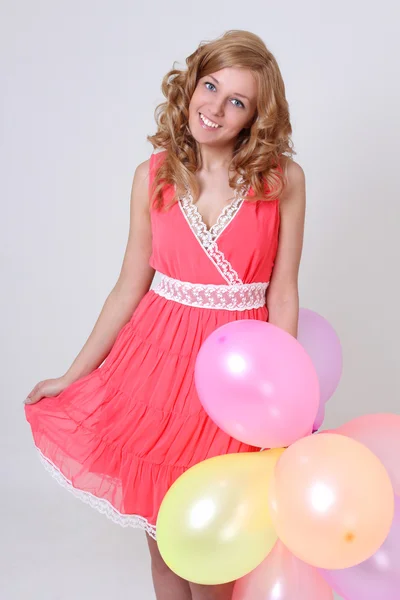 Щаслива жінка з різнокольоровими кульками — стокове фото