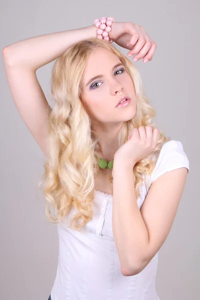 Junges blondes Mädchen posiert im Studio — Stockfoto
