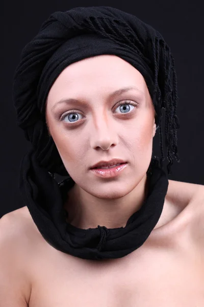 Piękna młoda kobieta z czarny szalik — Zdjęcie stockowe