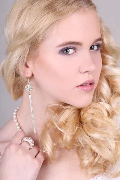 Närbild porträtt av blond flicka — Stockfoto