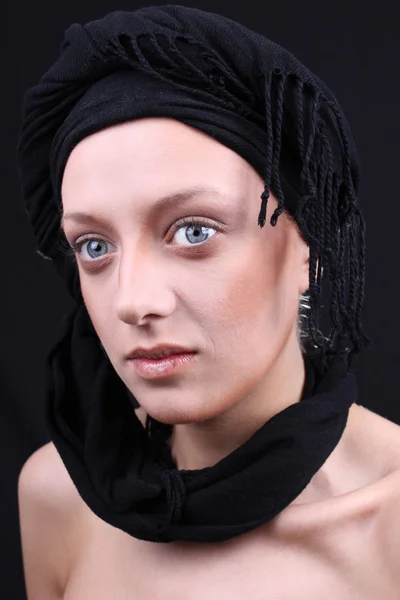 Belle jeune femme avec foulard noir — Photo