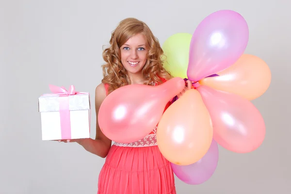 Šťastná žena s barevnými balónky ang dárek — Stock fotografie