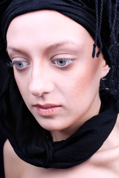 Belle jeune femme avec foulard noir — Photo