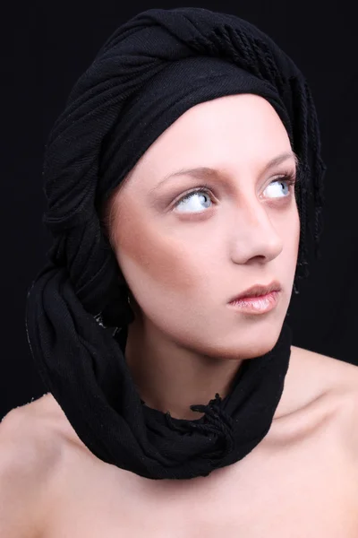 Bella mujer con pañuelo negro —  Fotos de Stock