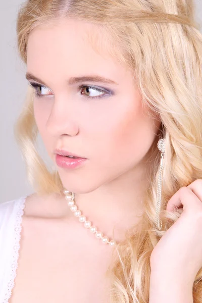 Helle Closeup Portrait eines Mädchens mit Halskette — Stockfoto