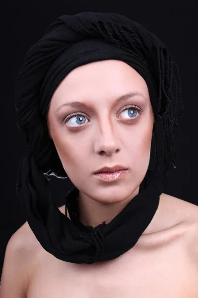 Mooie jonge vrouw met zwarte sjaal — Stockfoto