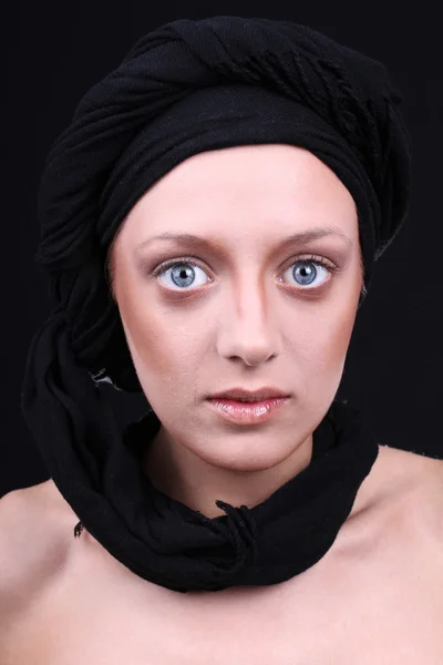 Giovane e bella donna con sciarpa nera — Foto Stock