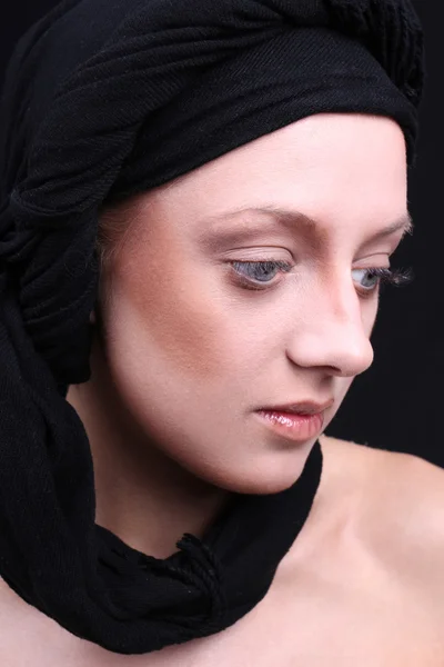 Mulher jovem e bonita com lenço preto — Fotografia de Stock