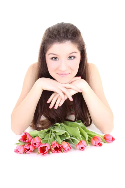 Gelukkig meisje liegen met roze tulpen — Stockfoto