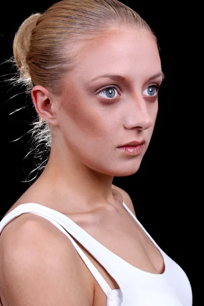 Junge Frau mit natürlichem Make-up — Stockfoto