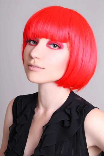 Kırmızı peruk kadının portresi — Stok fotoğraf