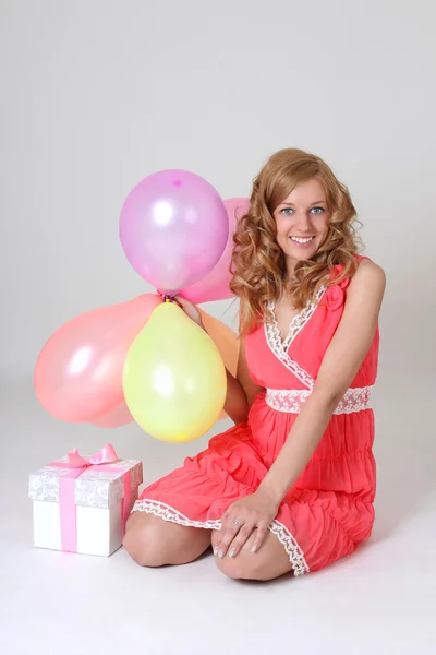Сидячи в повітряних кулях дівчина на день народження з подарунком — стокове фото