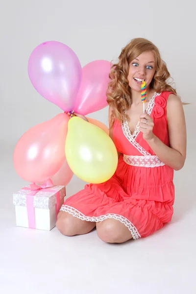 День народження дівчина з подарунком, повітряними кулями та льодяником — стокове фото