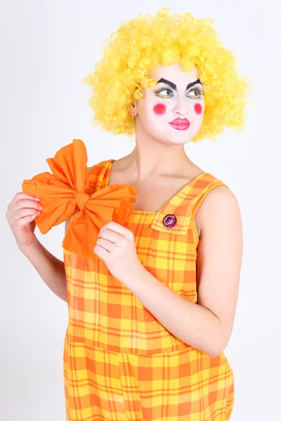 Porträtt av rolig clown med rosett — Stockfoto
