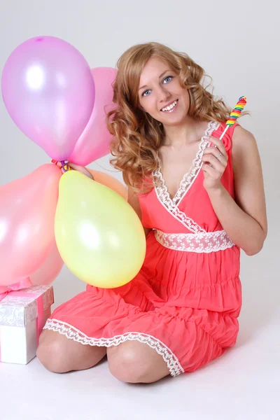 День народження дівчина з подарунком, повітряними кулями та льодяником — стокове фото