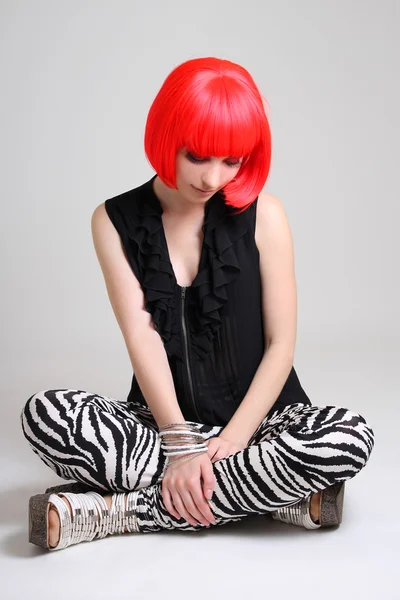 Katta oturan Kızıl saçlı kadın — Stok fotoğraf
