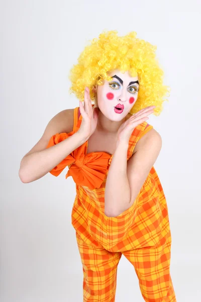 Porträtt av förvånad clown med rosett — Stockfoto