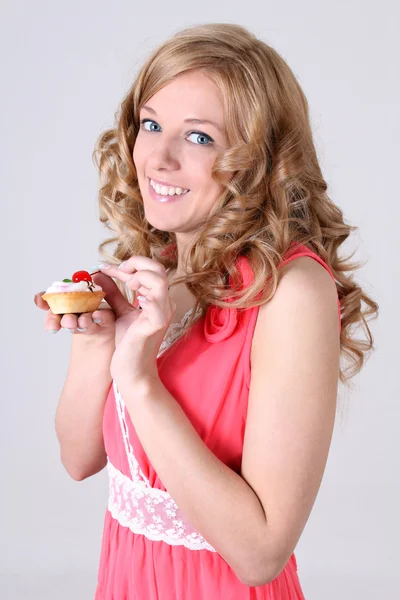 Šťastná žena s malým koláčem v ruce — Stock fotografie