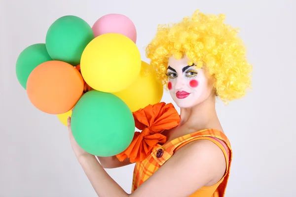 Lustige Clown mit bunten Luftballons — Stockfoto
