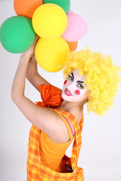 Забавный клоун с красочными шарами — стоковое фото