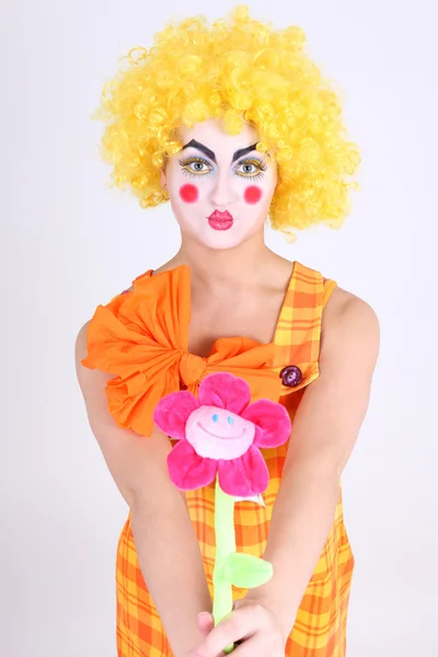 Grappige clown met kleurrijke bloem — Stockfoto