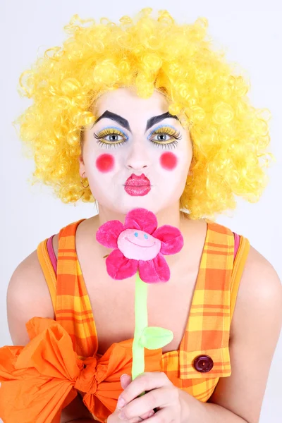 Grappige clown met kleurrijke bloem — Stockfoto