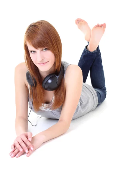 Adolescente feliz com fones de ouvido deitado — Fotografia de Stock