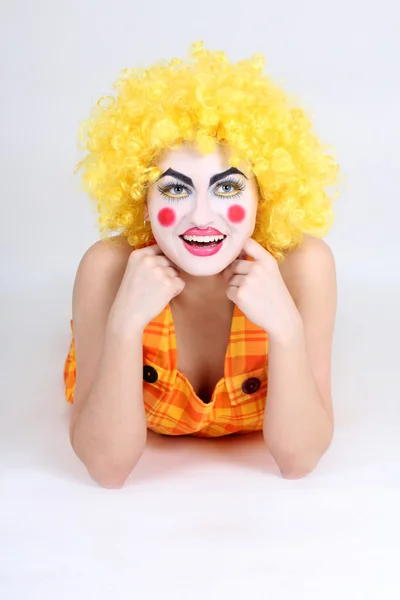 Zabawny clown w strój i makijaż — Zdjęcie stockowe