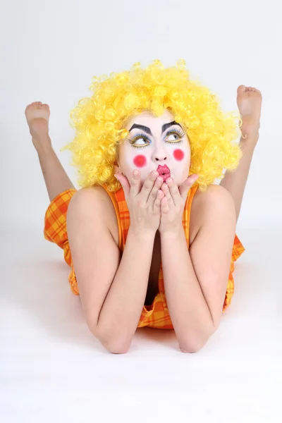 Grappige clown in kostuum en make-up — Stockfoto