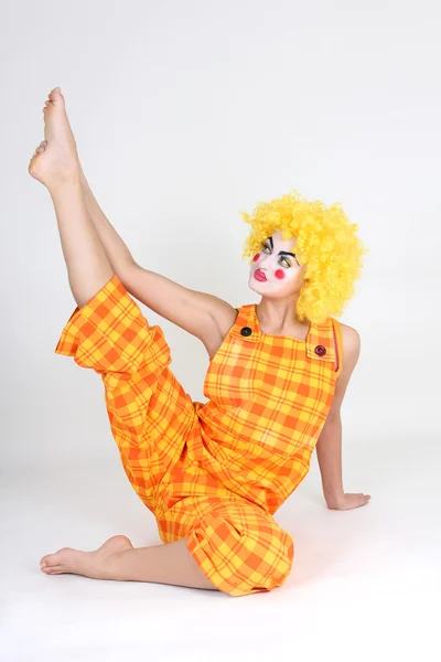 Clown im bunten Kostüm macht Gymnastik — Stockfoto