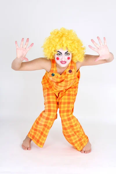 Pagliaccio colorato costume mostrando le mani — Foto Stock