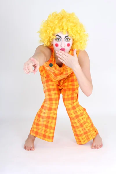 Clown in bunten Kostümen zeigen etwas — Stockfoto