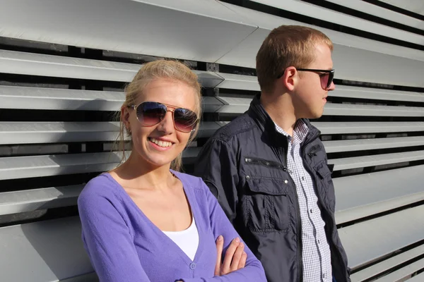 Attractive couple in outdoor in sunglasses — Stockfoto