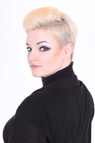 Blonde vrouw in zwart met make-up — Stockfoto