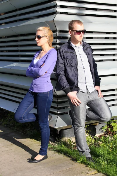 Modieuze paar in openlucht in zonnebril — Stockfoto