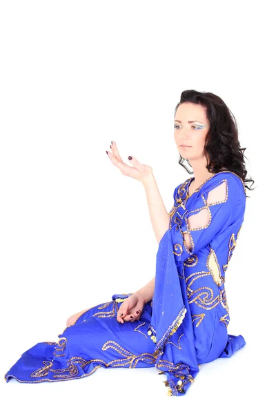 Frau im arabischen Kleid sitzend — Stockfoto