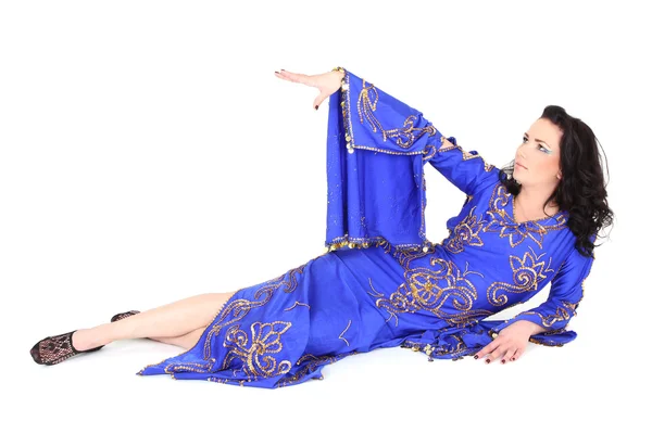 Жінка в блакитній сукні лежить — стокове фото