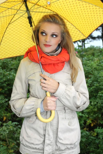 Kadın parkta sarı şemsiye ile — Stok fotoğraf