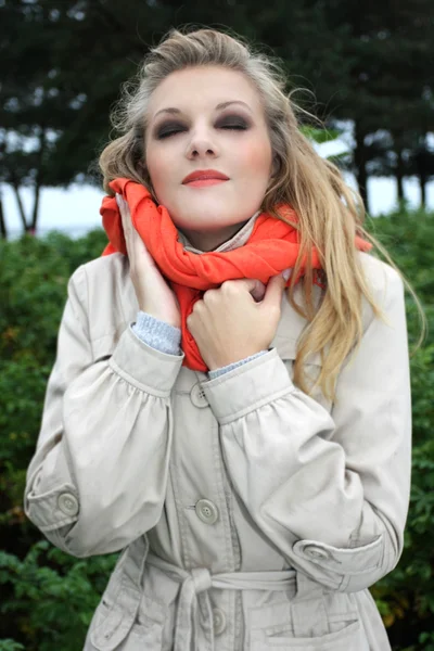 Mujer en abrigo beige soñando — Foto de Stock