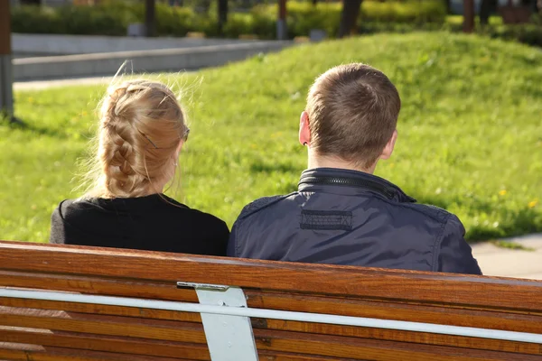 Férfi és a nő ül a parkban — Stock Fotó