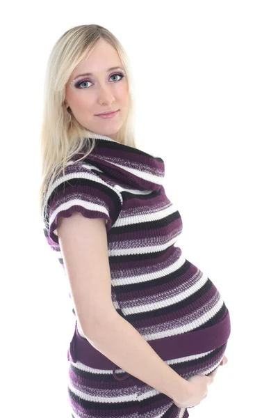 Kobieta w ciąży w sukience w paski — Zdjęcie stockowe