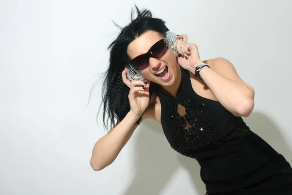 Excited Frau im schwarzen Kleid mit Kopfhörern — Stockfoto