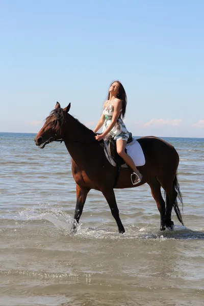 Mulher com cavalo marrom grande — Fotografia de Stock