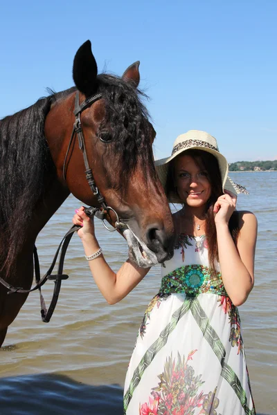 Dziewczyna z brązowy koń — Zdjęcie stockowe